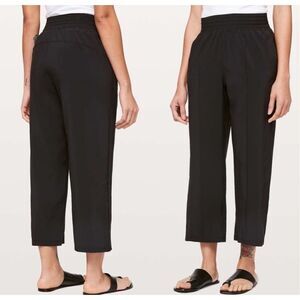 Lululemon black wanderer cropped pants size 8